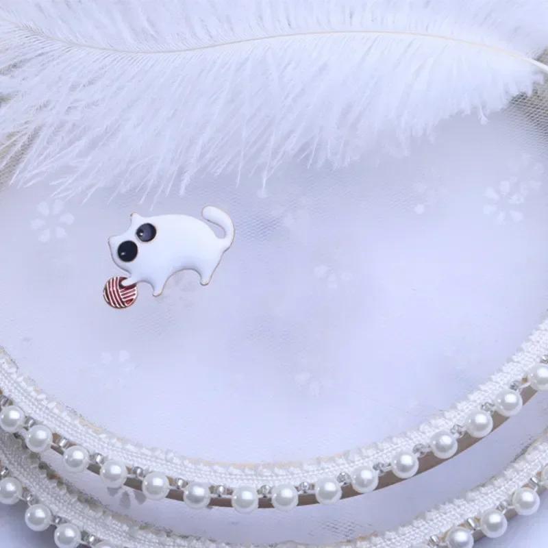 1 Stück Kreative Mode Geschenke Niedliche Kleine Dicke Spielende Katze Broschen Geschenke Damen Legierung Emaille Katzen Party Brosche Schmuckzubehör