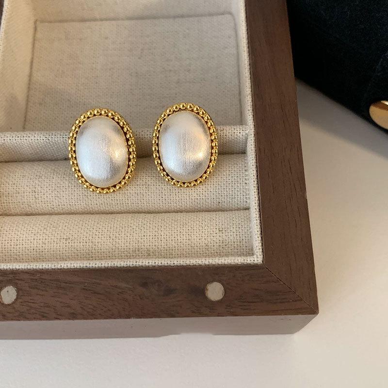 

Women s Elegant French Retro Heart Oval Metal Stud Earrings - Versatile Light Luxury Fashion Accessories