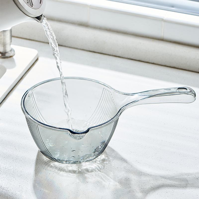 

Household kitchen can t break the water spoon deepening thickened long handle plastic large creative transparent scoop hair washing spoon прозрачный черный