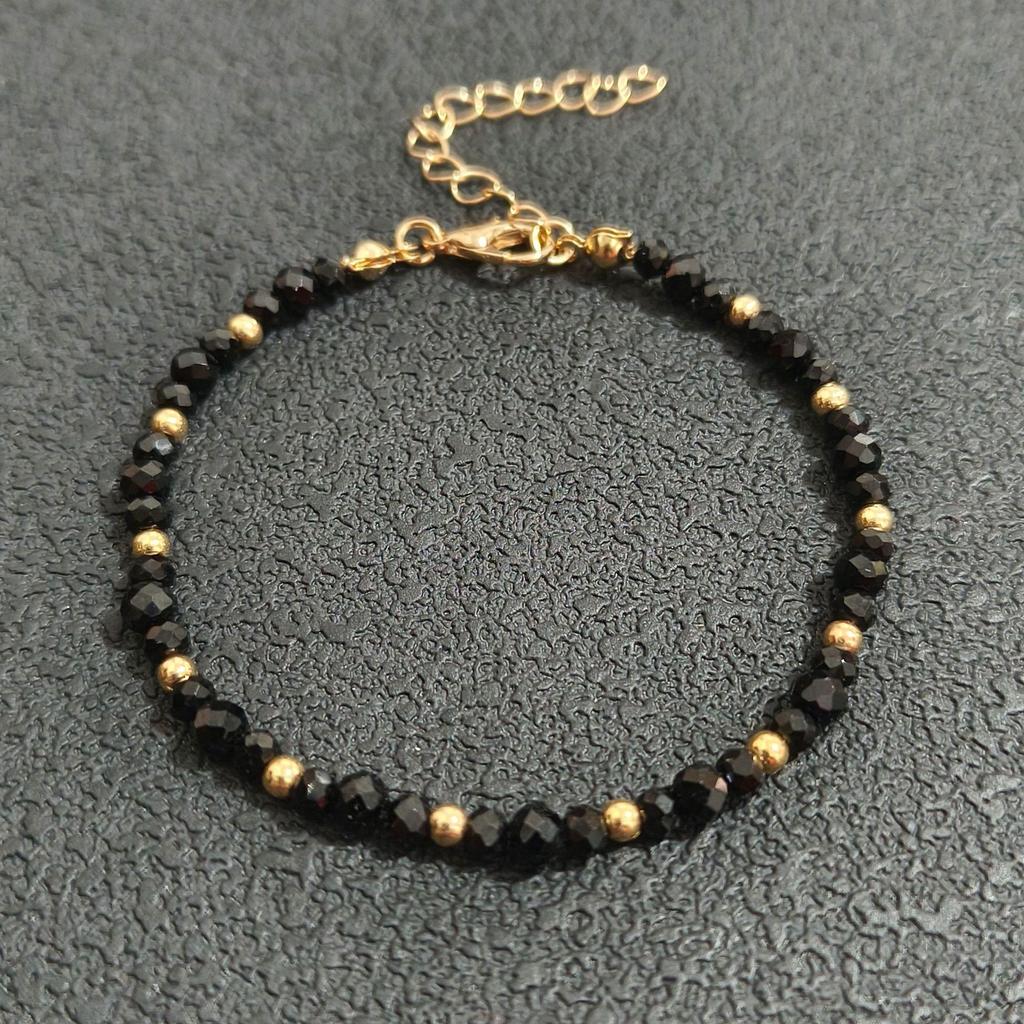 Nouvelle arrivee: Ensemble collier et bracelet faits main en perles de cristal noir pour femmes avec perles dorées - Élégant, Polyvalent, Style Célébrité