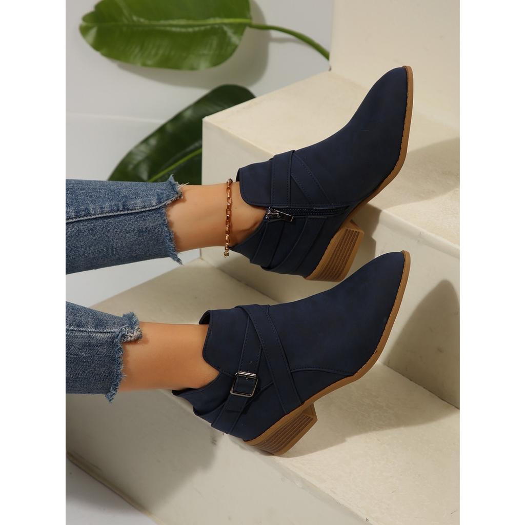 Neue Chelsea Boots in Übergröße mit spitzer Zehenpartie - Damen Stiefeletten mit Kreuzriemen, Seitenreißverschluss und mittelhohem Absatz