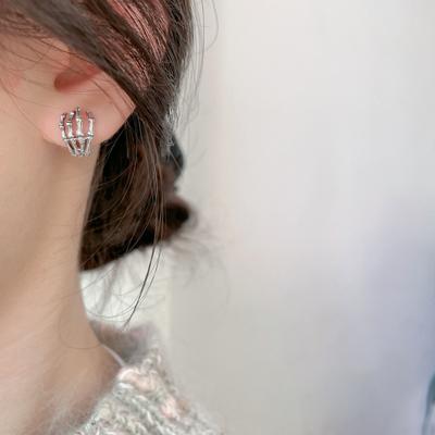 Five Fingers, Claws, Hipster, Cool and Handsome Earrings, Dark Street Niche Retro Men's and Women's Trendy Earrings.