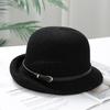 Chapeau de pêcheur classique en tricot respirant pour le printemps/été avec boucle de ceinture métallique pour les vacances des femmes, protection solaire, bord ondulé