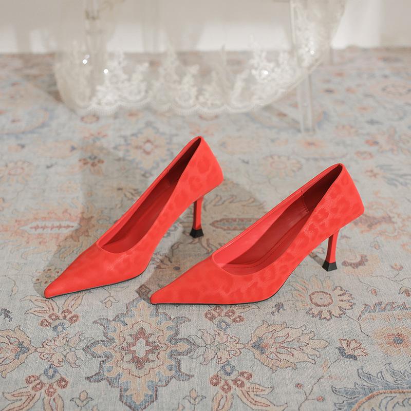 

Leopard print pointed high heels women s thin heels 2025 autumn new niche design fashionable, sexy and elegant professional single shoes 39 красный