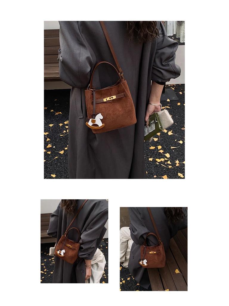 Zamszowa torba typu tote bucket w stylu koreańskim - Damska modna jesienna torba crossbody na ramię z kolorowym blokowaniem 2025