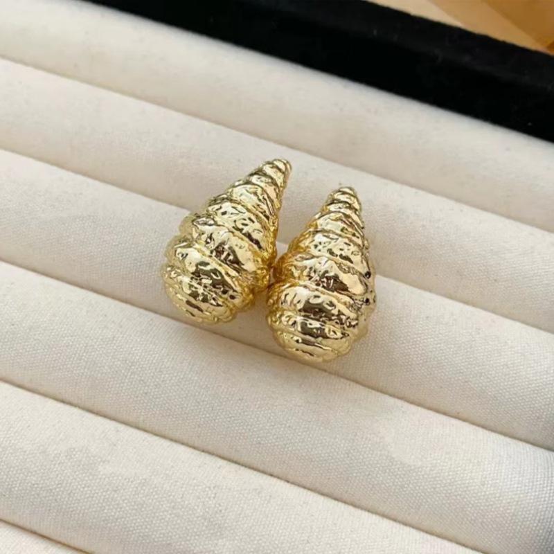 Fashion light luxury simple earrings women's silver light luxury high-end small earrings niche design trendy cool earrings