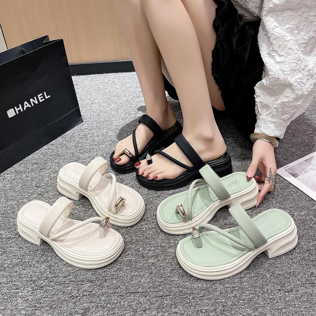 Internet-Berühmtheit Set Zehenkneifer Hausschuhe Damen tragen 2025 neu Sommer Feenstil Flip-Flops dicke Sohle Keilabsatz coole Hausschuhe