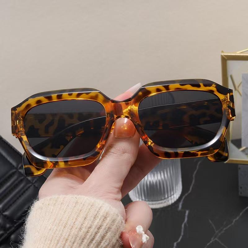 Vintage Square Sunglasses Men Fashion Brand Sunshade Glasses New Women Rectangle Sun Glasses Beach Eyewear UV400 Glasses