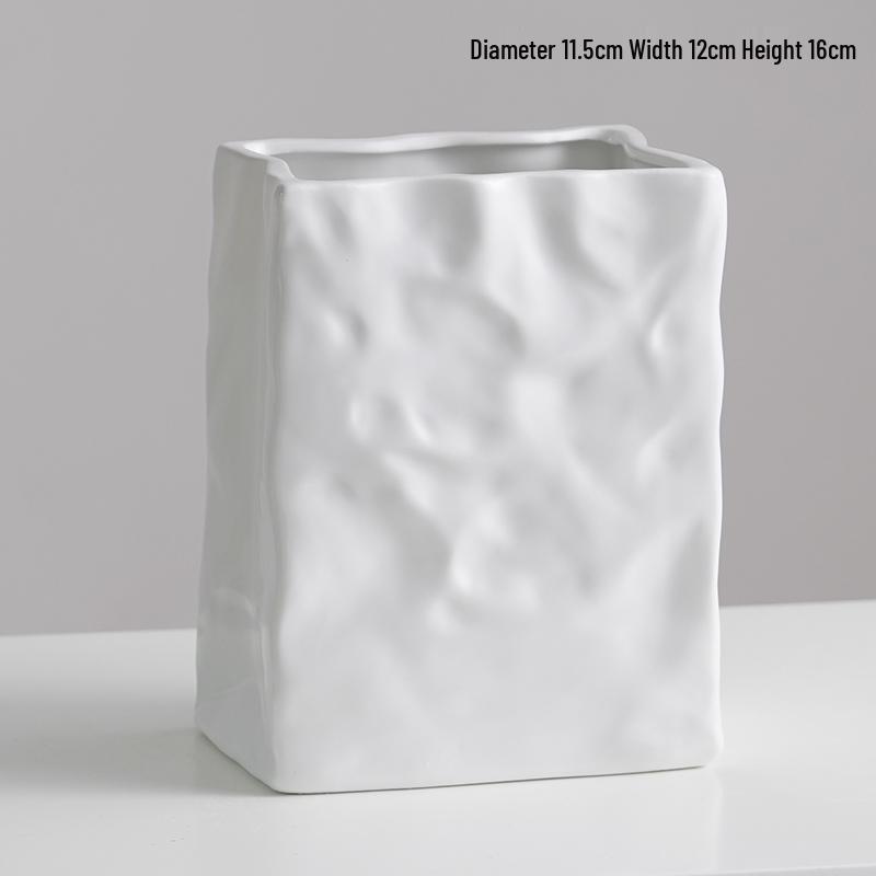 Skandynawski biały ceramiczny wazon na suszone lub świeże kompozycje kwiatowe w wystroju salonu