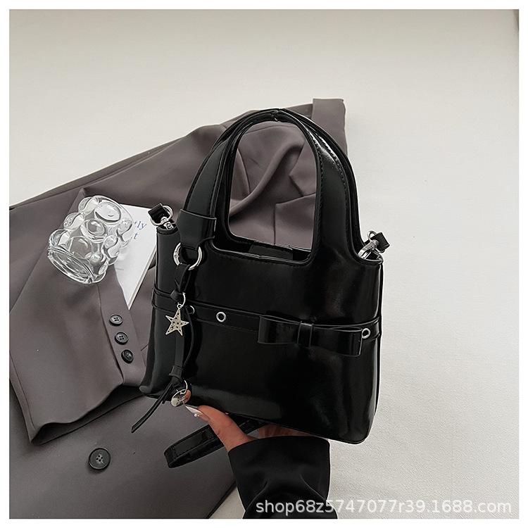 

Retro soft surface bag women s 2025 new fashionable and popular large-capacity shoulder underarm bag popular bucket bag чорний