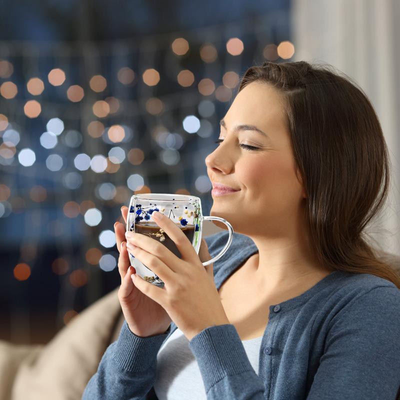 Kreativer doppelwandiger Glasbecher, Kaffeebecher mit echtem getrockneten Blumenfüller, Becher aus Borosilikatglas mit Henkel, handgefertigte Deko-Geschenke