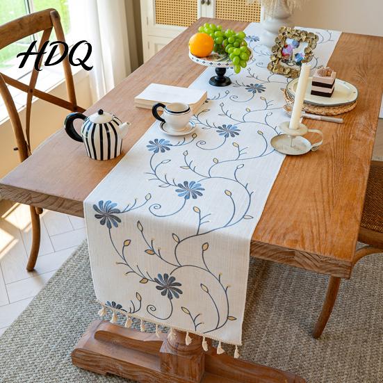 High Quality Embroidered Table Linen Floral Runner Elegant Dining Cover White Rustic Scratch Resistant Runner with Tassels for Home Wedding