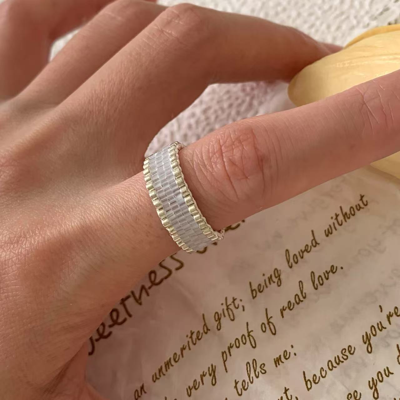 

Кольцо плетеное из опалового стекла, корейское нишевое простое кольцо на указательный палец, модное универсальное, с высоким чувством ювелирное изделие для женщин