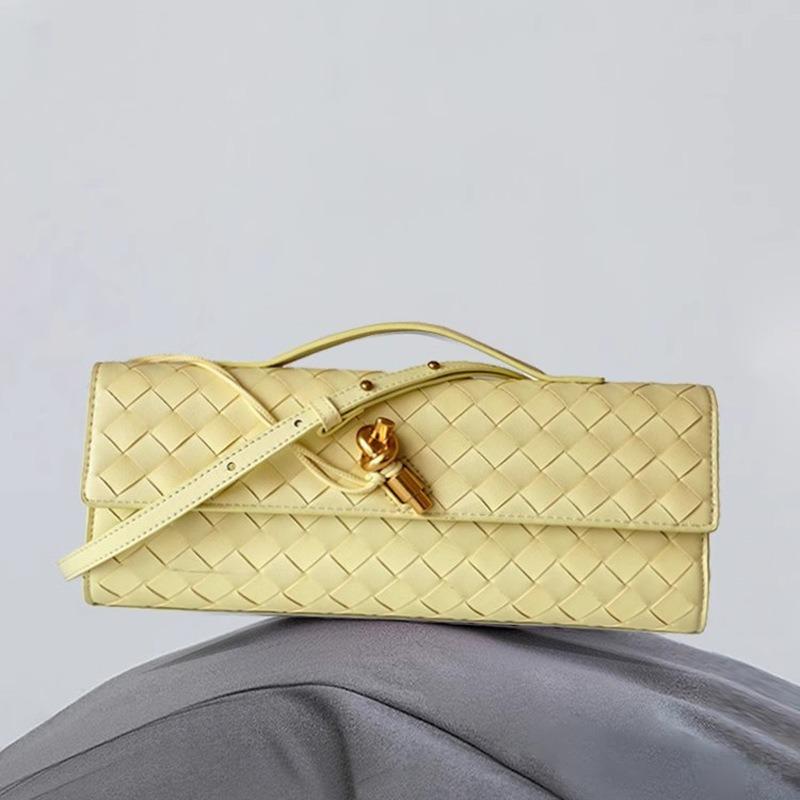 Niche High-end Woven Shoulder Baguette Bag Fashionable and Exquisite Horizontal Hand-held Dinner Bag Versatile Women's Messenger Bag