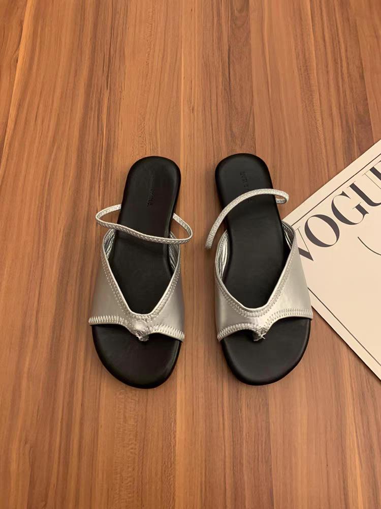 

Niche flat-bottomed silver French small sandals for women to wear in the summer of 2025, new models with skirts, beach toe sandals 40
