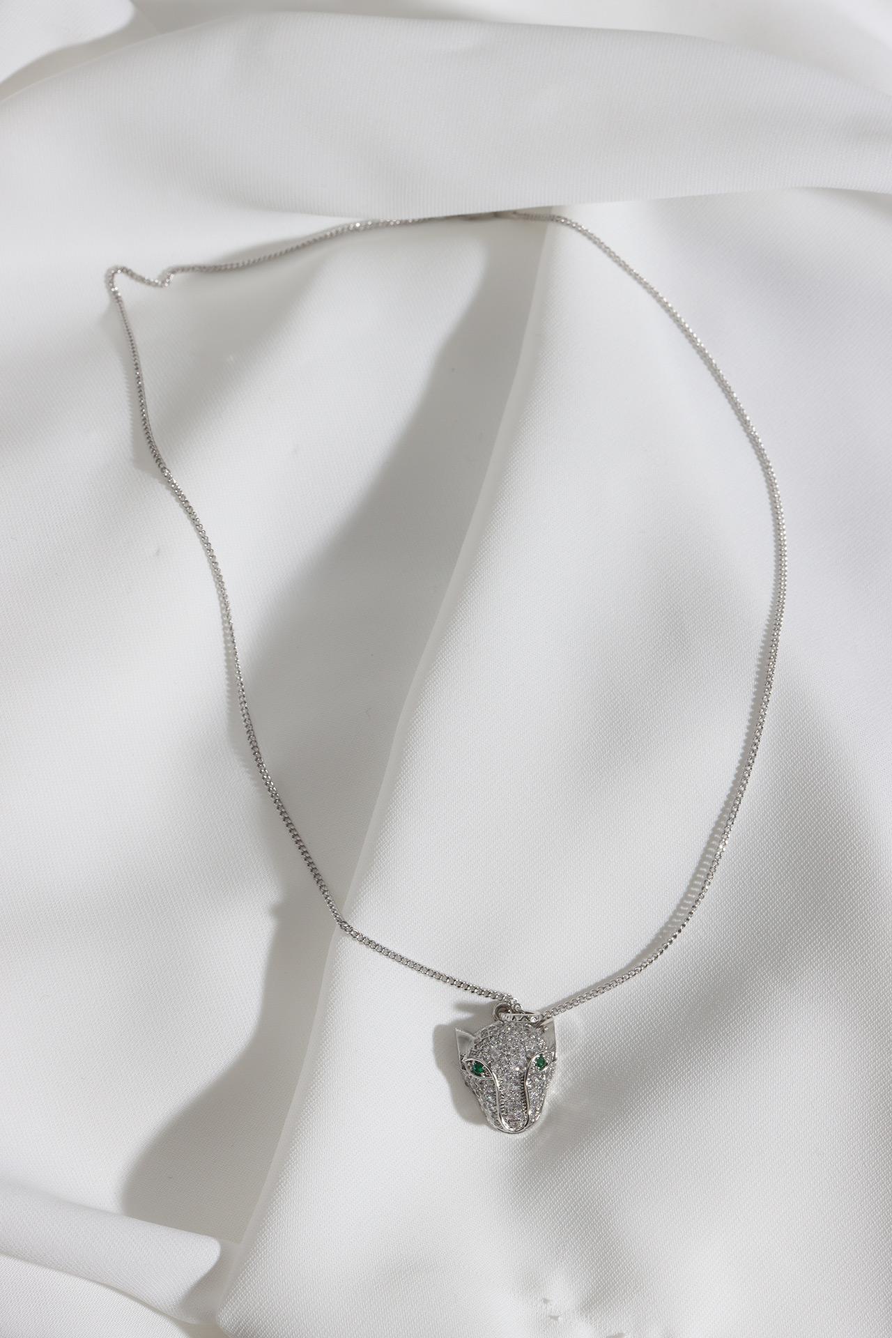 

Ожерелье серебряного цвета с подвеской «Тигр»