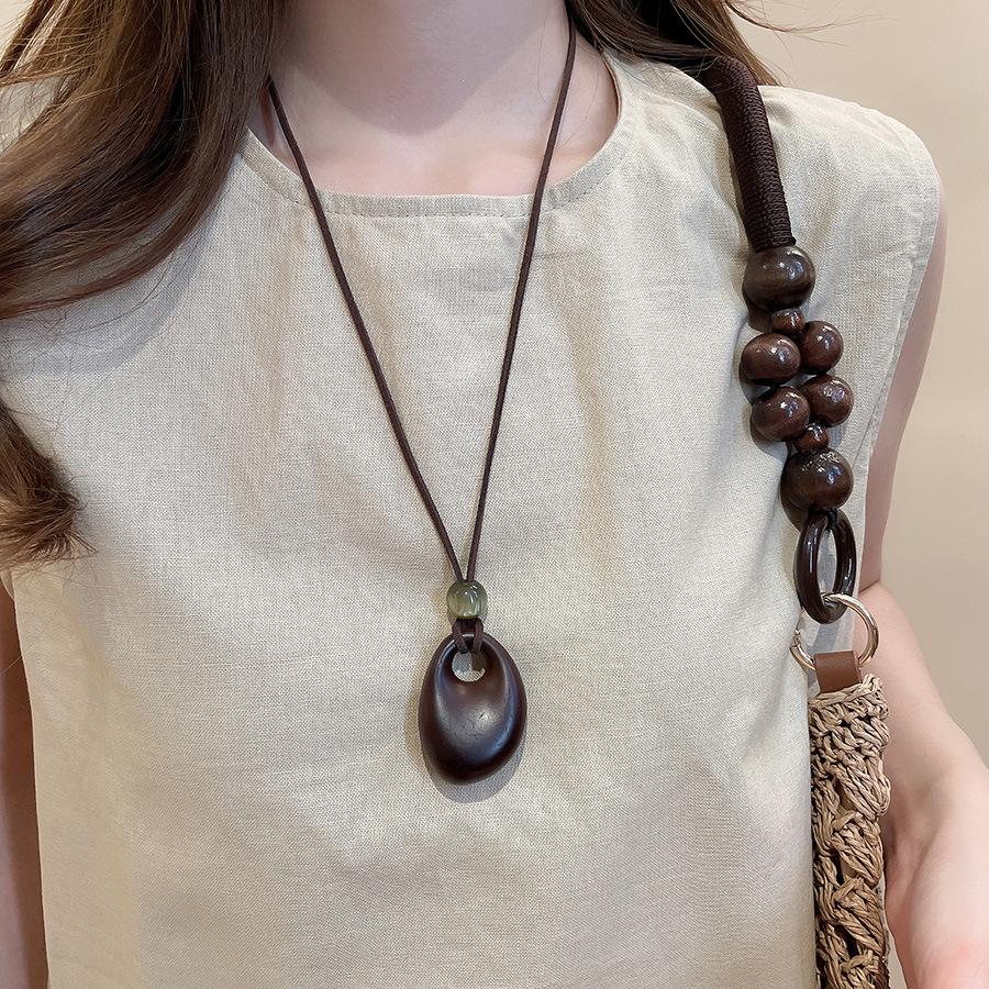 High-End Women's Retro Oval Geometric Resin Necklace