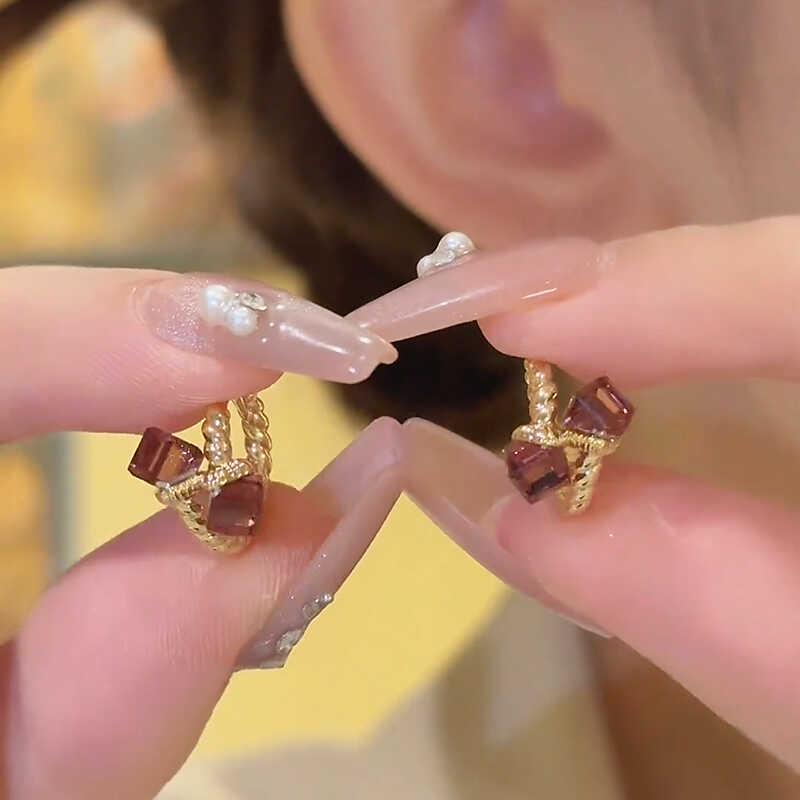 Exquisite Geometric Flower Diamond Stud Earrings - Light Luxury Fashion Style