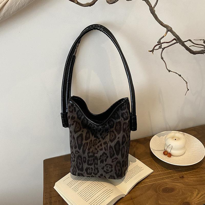 

Spring and summer women s new leopard print shoulder bag texture large capacity bucket bag fashion trend messenger bag bag чёрный