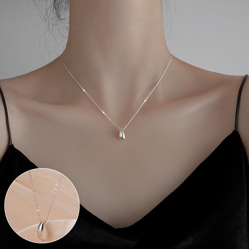 Elegant Single Diamond Necklace for Women - Simple, Fashionable, Versatile Clavicle Chain with Ins Style Trendy Design.