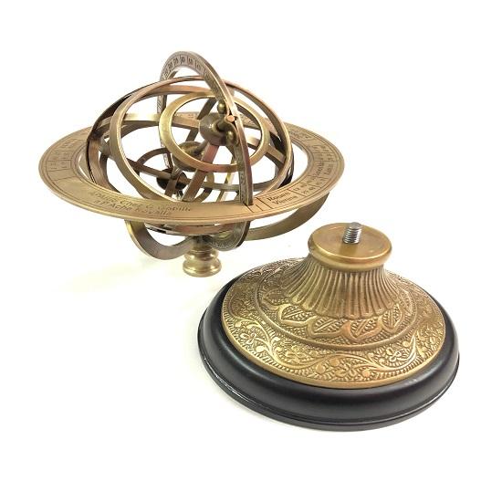 Námořní mosazný rytý koule Armillary na černém dřevěném podstavci na dekoraci domácí kanceláře