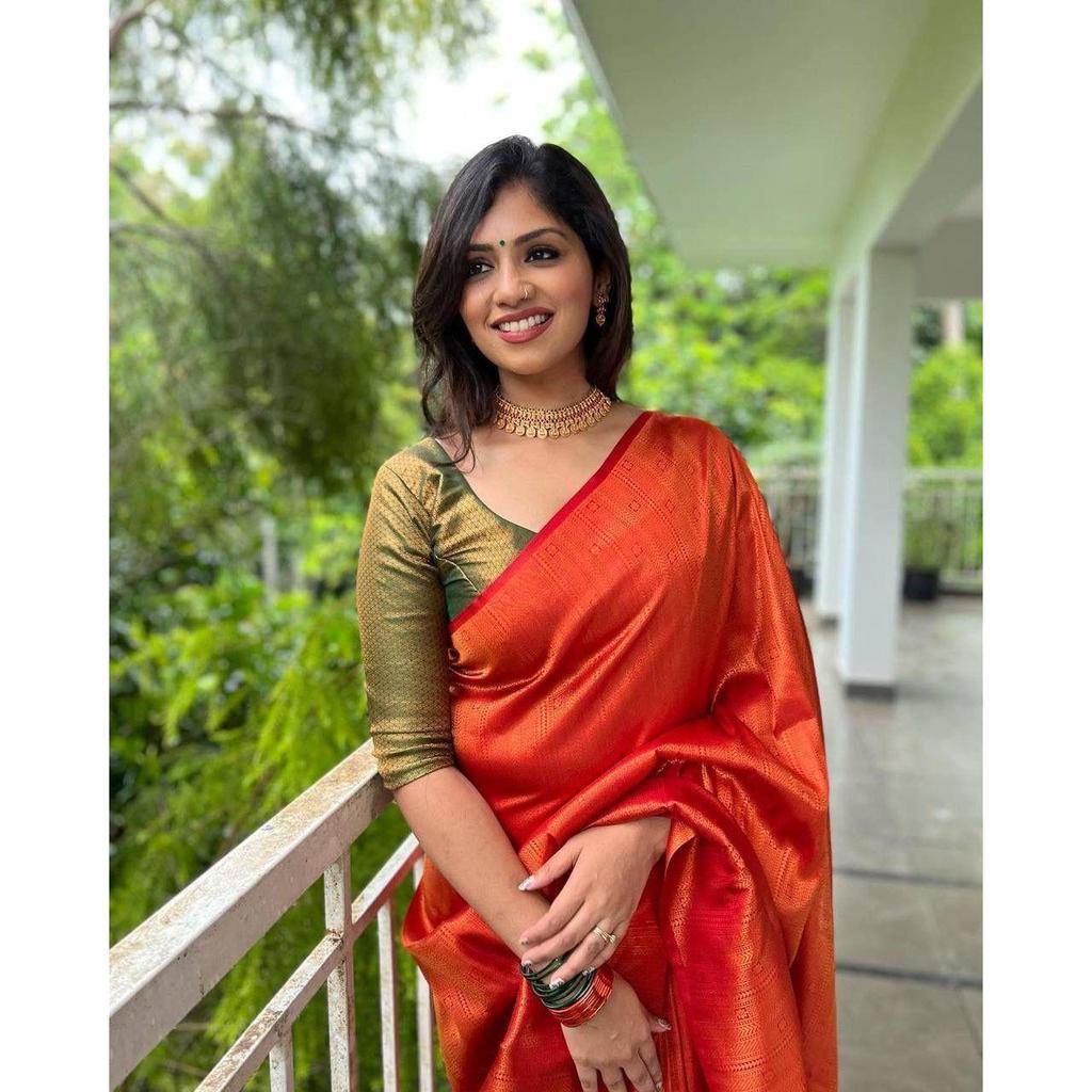 The ALMAARI store is adorned with beautiful Zari work in form of traditional motifs. This beautiful saree