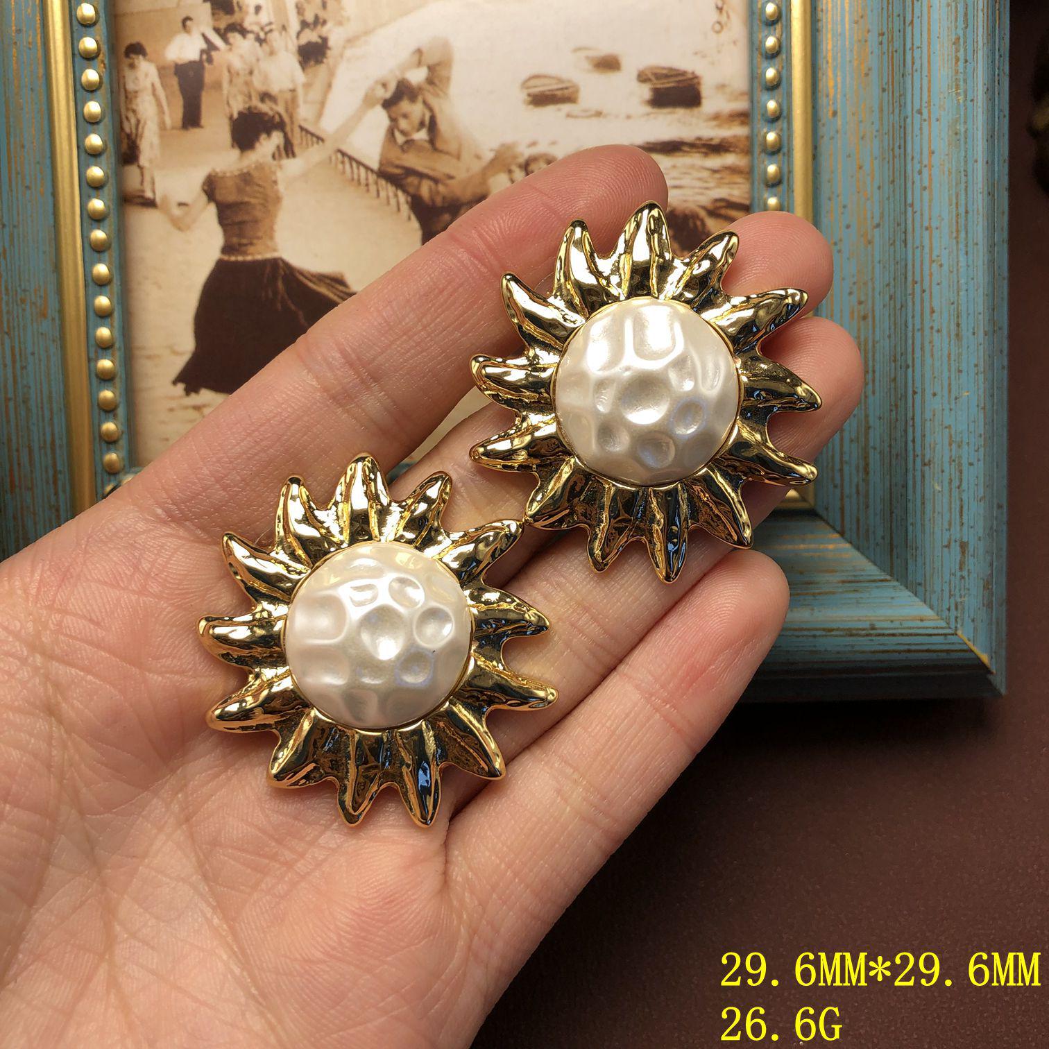 

Elegant Pearl Pendant Necklace: Versatile Korean Style for Women - European & American Fashion with Exaggerated Daisy Design