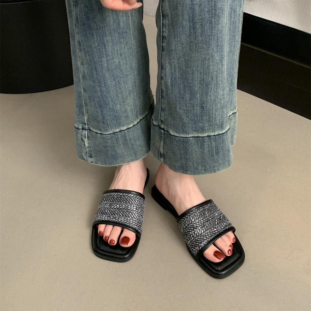 French flat-bottomed woven small cool slippers women's shoes wear 2025 new summer soft-soled beach one-word sandals