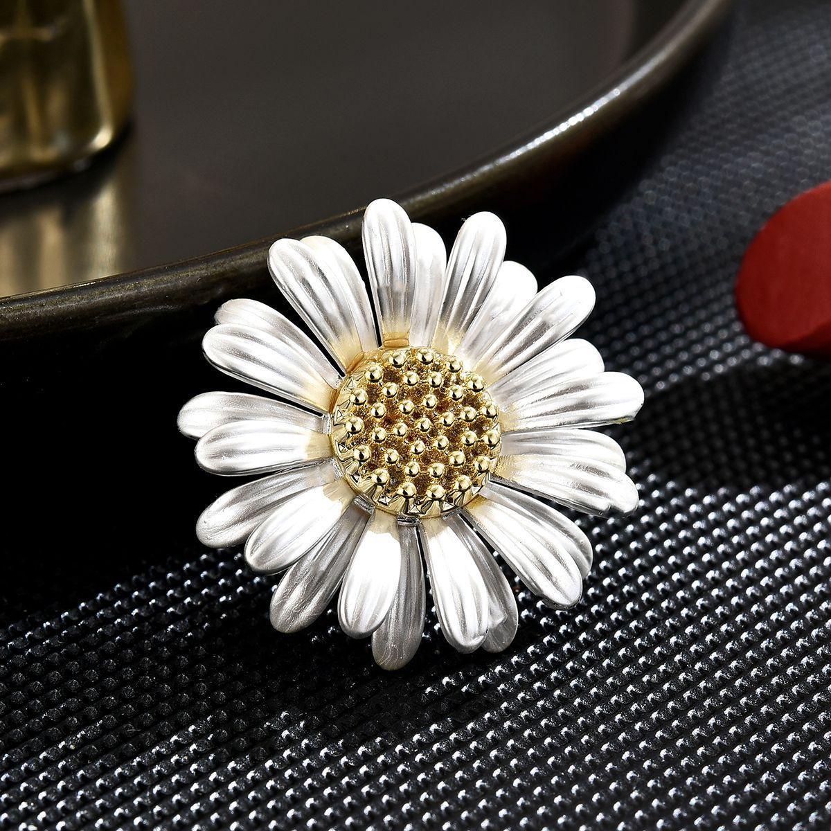

Simple And Elegant Small Daisy Brooch Female Brooch Accessories Cute And Versatile Collar Sweet And Charming Style