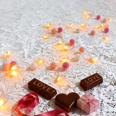 LED Pom Poms Fairy String Lights with 20 Pink Heart LEDs Battery Operated Romantic Garland Lights for Valentine's Day Wedding