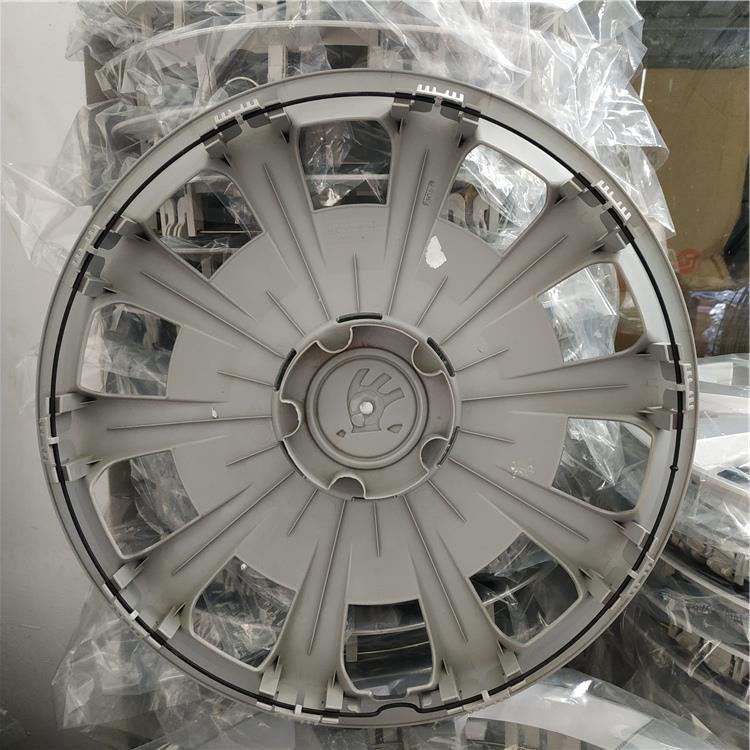 Vlastní kryty nábojů a pneumatik 15 palců pro Škoda Rapid