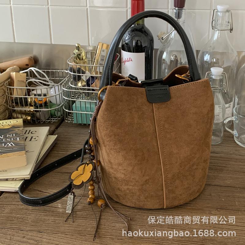 Foreign Style Fashionable Exquisite Versatile Shoulder Messenger Bag Simple 2025 Autumn and Winter Women's Portable Bucket Bag Mother and Child Bag