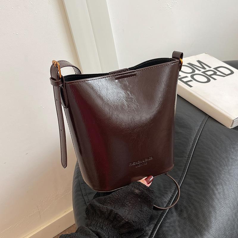 

Design sense retro niche bucket bag women s new simple fashion oily autumn and winter commuting shopping senior messenger bag