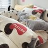 Klasse ein vierteiliges Set aus Wintermilchsamt mit Cartoon-verdicktem Studentenbett, dreiteiliges Bettlaken, Bettbezug, Bettlaken