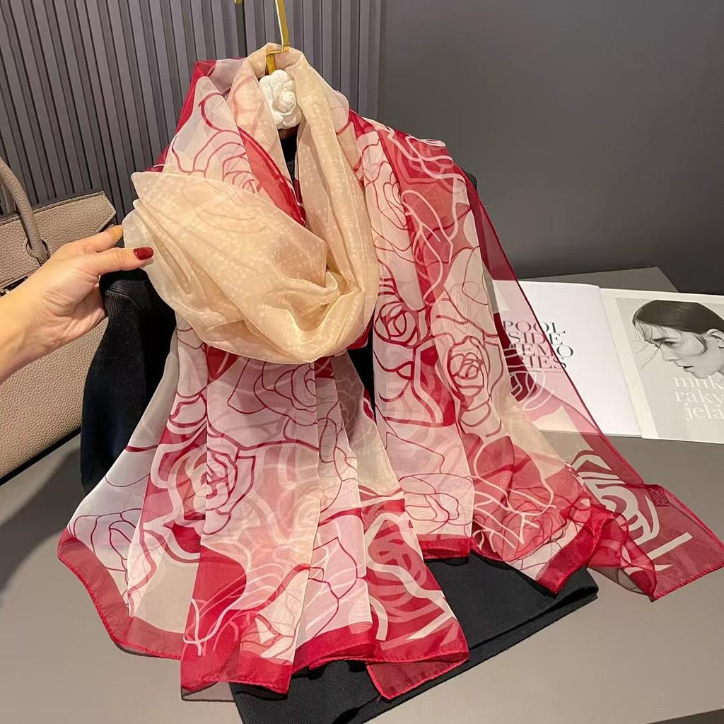Nytt sommer sjal i imitert silke for kvinner Blå og hvit porselen trykt Pustende silkeskjerf Hodeinnpakket tynt gasskjerf Morsskjerf