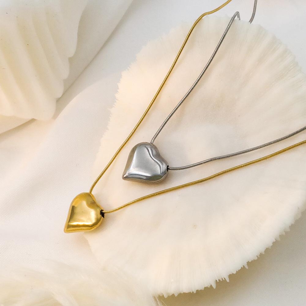 Stylish And Simple 18K Gold Peach Heart Collarbone Chain Female Niche High-End Three-Dimensional Love Pendant Titanium Steel Necklace Cool Tide