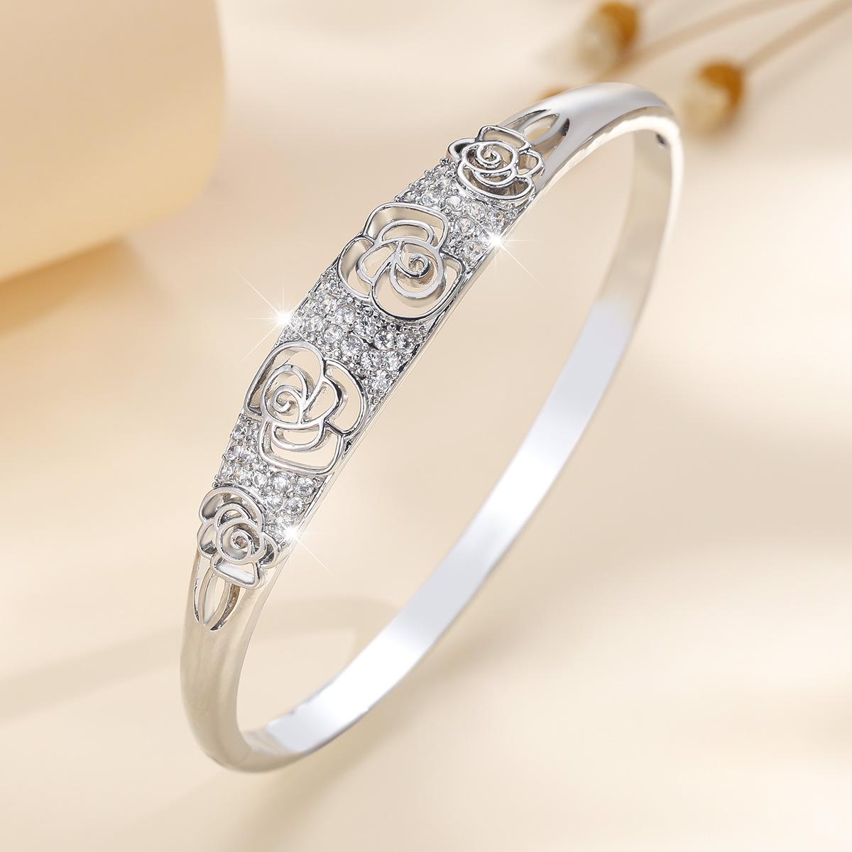 Classic and Elegant Micro-paved Zirconia Simple and Fashionable Flower Bracelet for Women 17CM