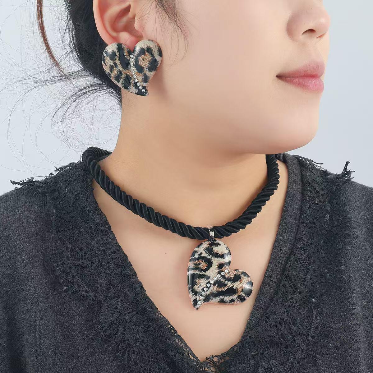 

Комплект подвески в виде сердца с леопардовым принтом и бриллиантами и серег чёрный