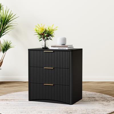 Mesita de Noche Clásica con 3 Cajones Amplios – Diseño Único con Ranuras, Tiradores Metálicos de Alta Calidad y Guías de Baja Fricción – Base Estable – Negro