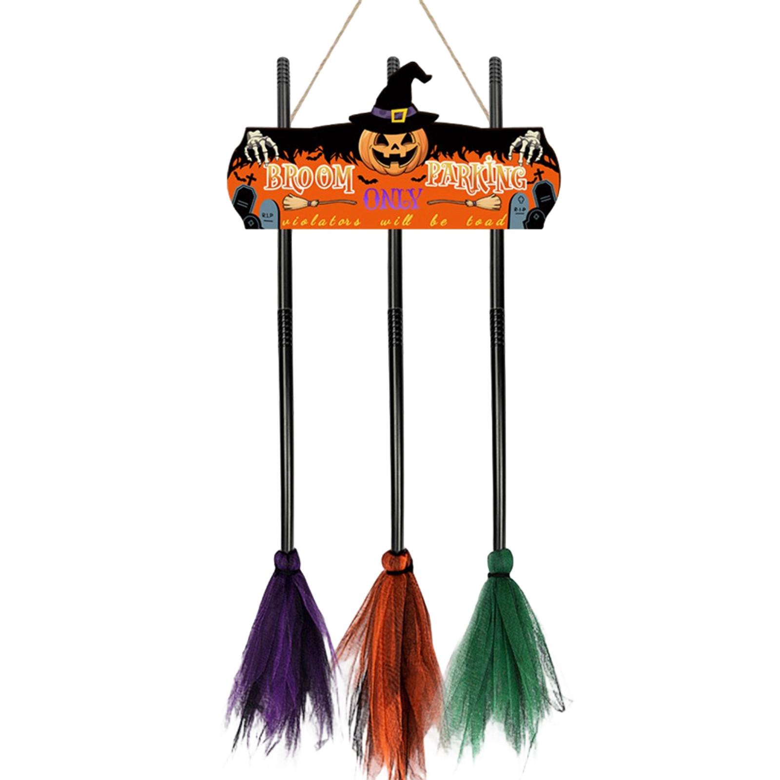 

Хэллоуинские украшения - Знак Парковка для метел с 3 деревянными ведьминскими метлами, создающий атмосферу, украшение для прихожей, подвесной знак, кухонный декор One Size