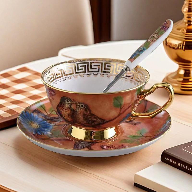 Juego de Tazas de Té y Café de Porcelana Ósea Pintada en Oro Retro Europeo