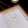 2026 Colar com Pingente de Coração de Acrílico Branco Minimalista - Corrente Elegante Banhada a Ouro para Clavícula Feminina Joias Diárias