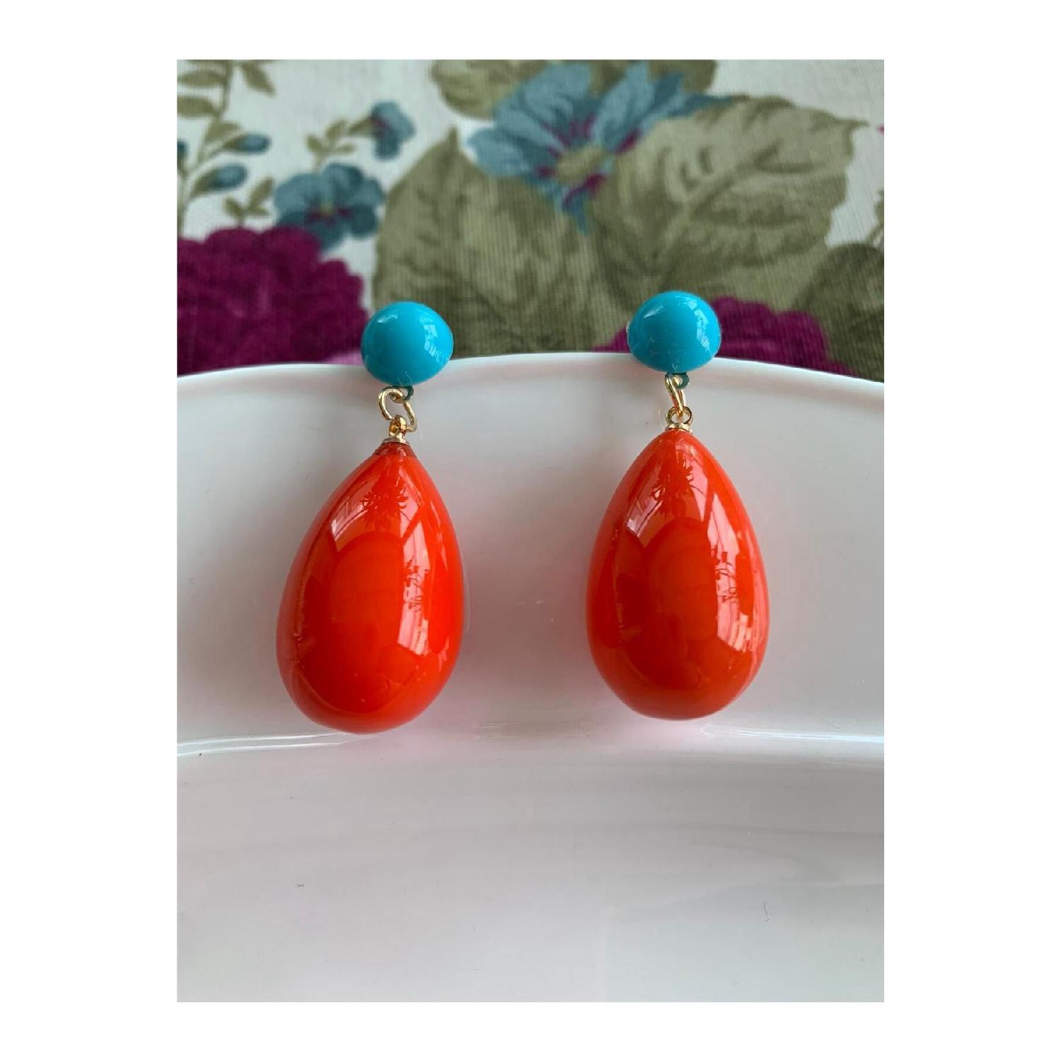 

Серьги-подвески с оранжевым кораллом и синим камнем