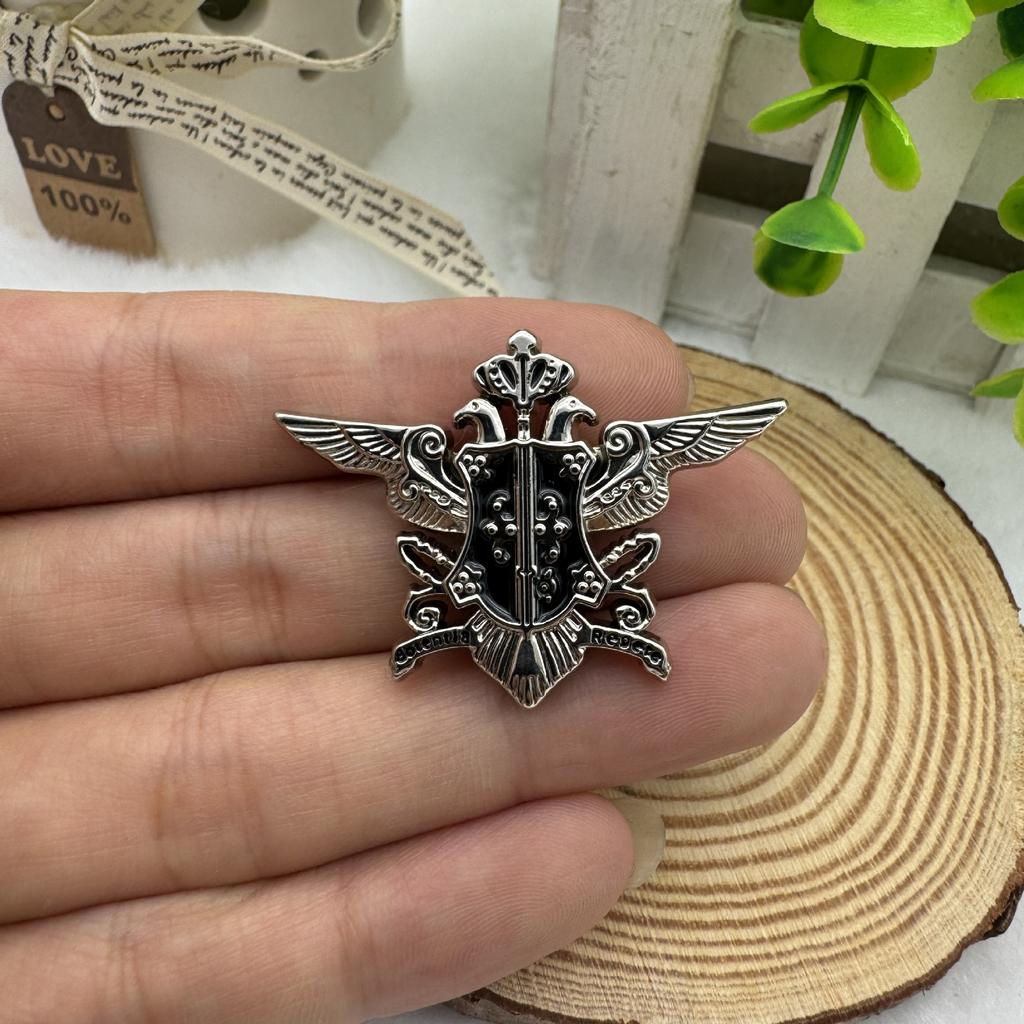 Anime Black Butler Ciel Phantomhive Sebastian Michaelis Broszki i Naszyjnik dla Mężczyzn Czarna Emaliowana Odznaka Biżuteria Cosplay