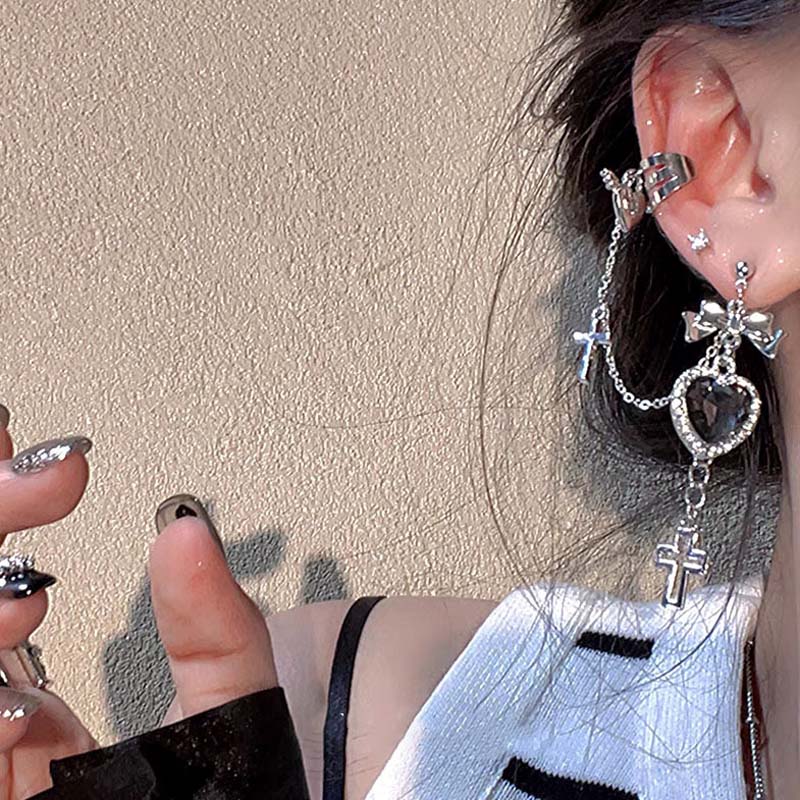 

Punk Gothic Black Crystal Heart Cross Chain Ear Cuff for Men Women Hip Hop Metal Cross Ear Clip On Earrings Egirl Jewelry Gift