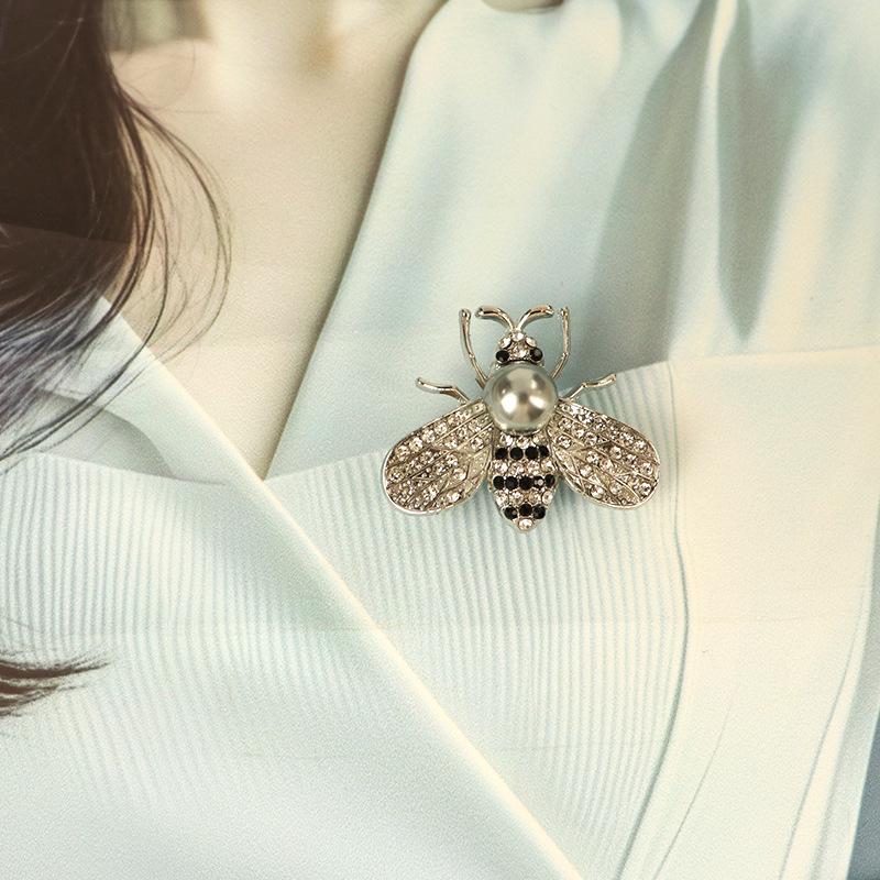 Elegante Strass-Bienenbrosche: Damen Anti-Exposure Kragen Pin für Hemden und T-Shirts