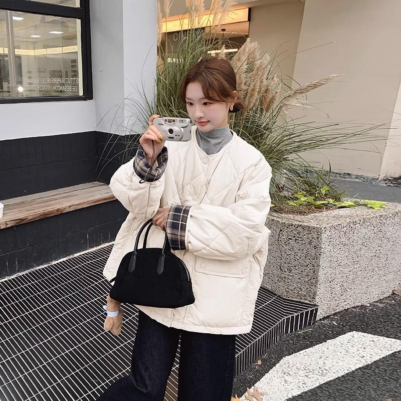 Rundhals karierte Daunen-Baumwolljacke für Damen, neuer dünner kurzer Stil, lockere Baumwolljacke für kleine Personen