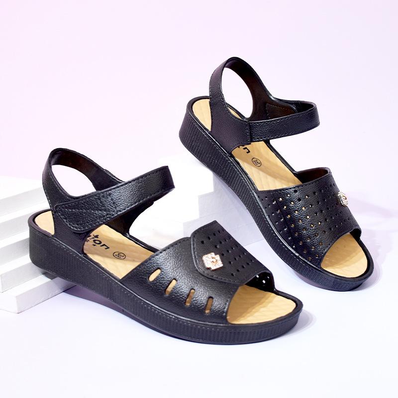 

2025 New Women s Mom Shoes Plastic Cool Shoes Summer Middle Aged Slope Heel Soft Soled Middle Aged and Elderly Women s Shoes 36 чорний