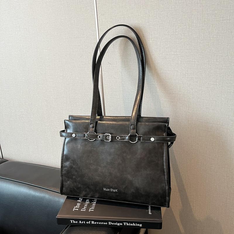 

Retro high-value underarm bag women s bag 2025 new simple large-capacity tote bag shoulder briefcase