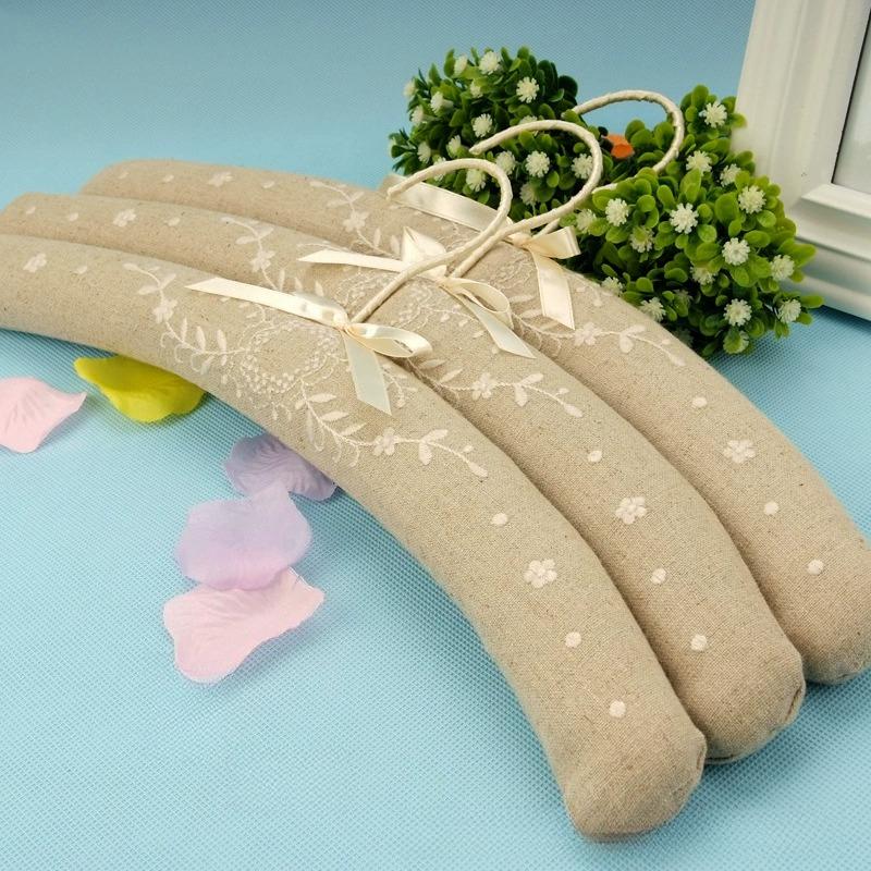 Luxuriöse bestickte Stoff-Kleiderbügel | Rutschfeste weiche Kleiderbügel für Kleider, Seide & Brautkleider (2/5er Pack)